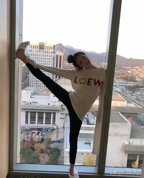 豆得儿毕业于北京舞蹈学院,身高据说是161cm,但是比例很好.