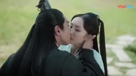 误以为白浅投湖自尽,夜华想起素素跳诛仙台,失控强吻白浅!