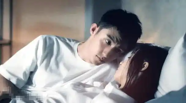 宋茜饰演女主角,她和男主角站在一起,散发着浓浓的cp氛围.