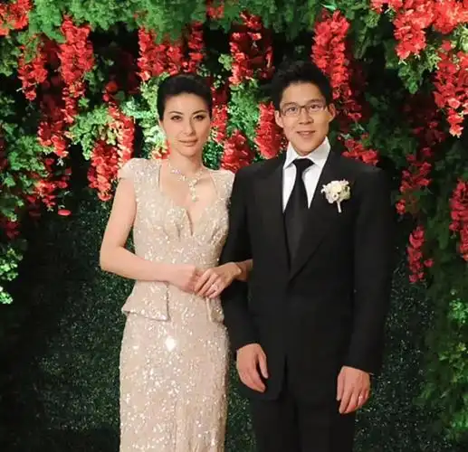 霍启刚三兄弟画风大不同