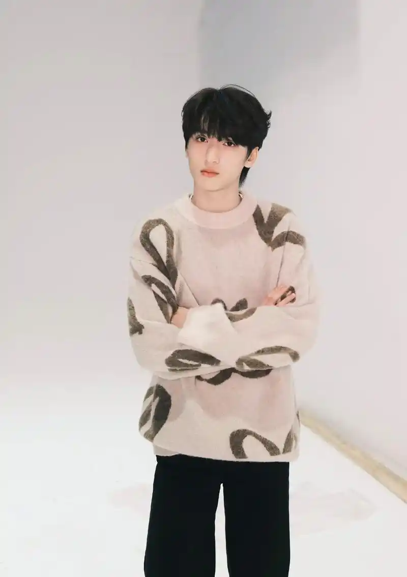 严浩翔说拍的时候我觉得我每张都笑了,严浩翔随拍照