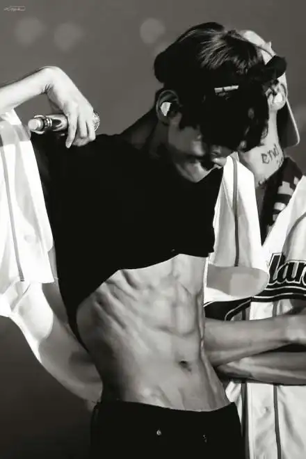 请大家品一品边伯贤的腹肌,穿衣显瘦脱衣有肉说的就是他了吧