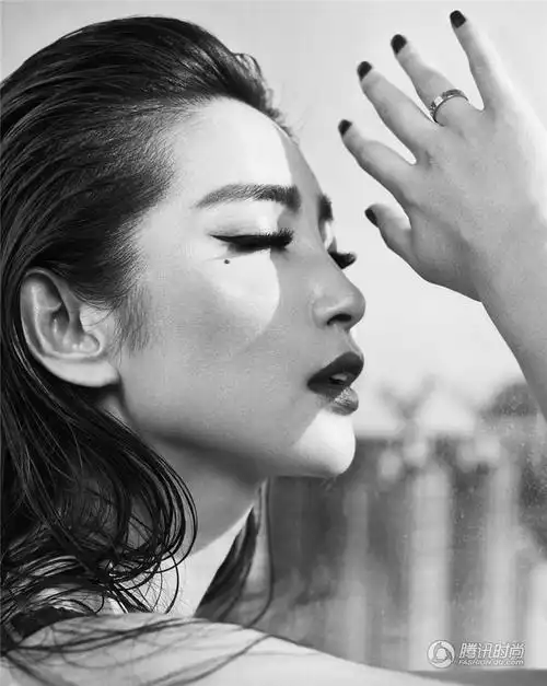 日前,李冰冰登上某时尚杂志10月封面,该组大片中的李冰冰烈焰红唇