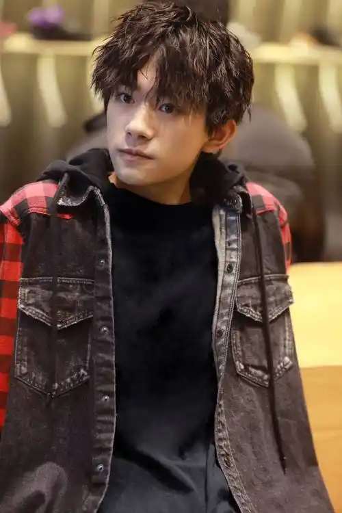 易烊千玺新发型 感受一波易烊千玺各种发型小合集~清爽卷毛 乖巧顺毛