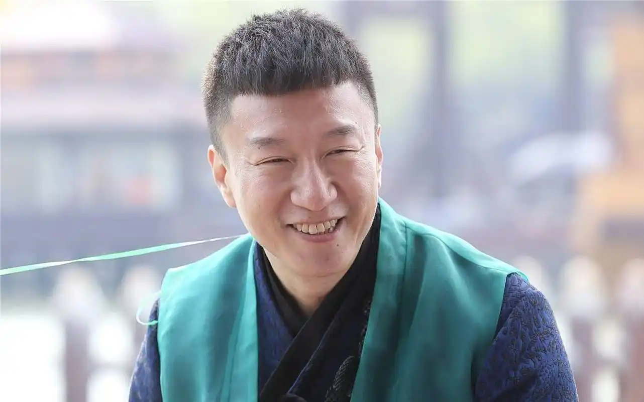 王源抽烟骂声一片,孙红雷被理解,粉丝:华强哥抽烟很正常