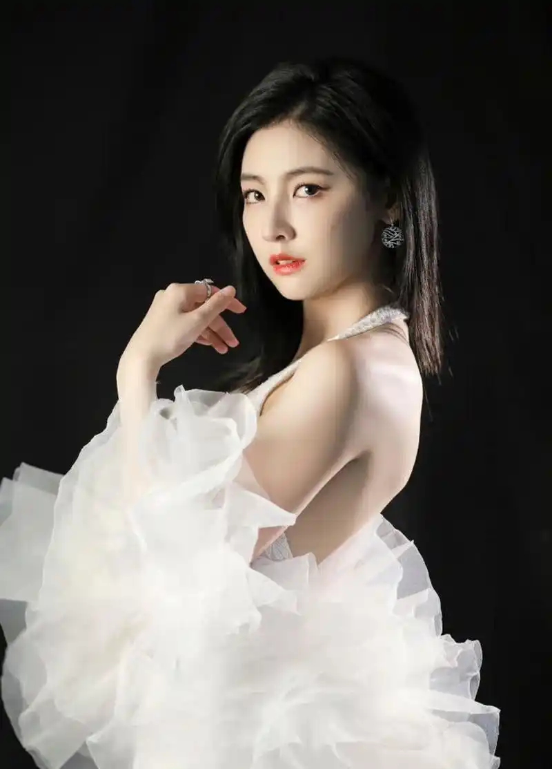 赵粤的身材曲线堪称完美!   #赵粤白衣国风曲塑造#[左捂脸]