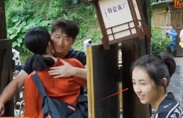 黄磊和老婆拥抱轻吻,谁注意18岁张子枫的真实反应