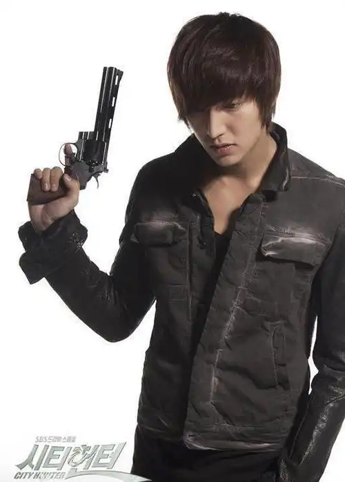 在妍雨生日当天,李敏镐亲自驾车接女友,两人一起观看深夜电影