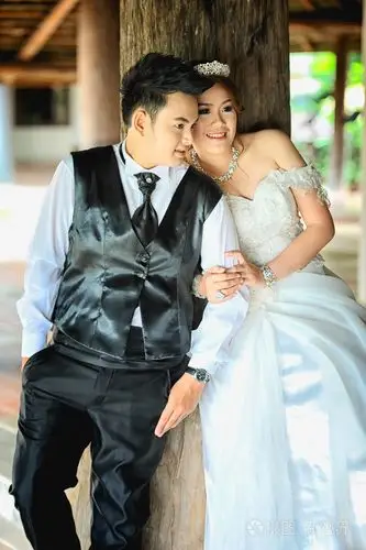 亚洲夫妇合影在回家的路上照片-正版商用图片1n6hab-摄图新视界