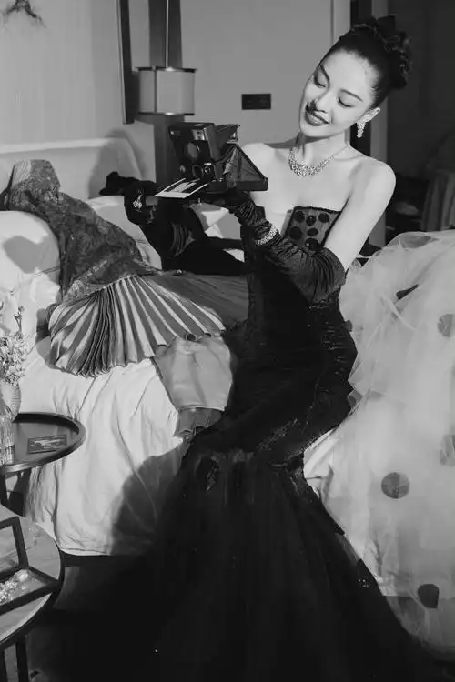 钟楚曦时尚芭莎晚宴造型图 黑白波点鱼尾裙性感优雅,氛围感拉满!