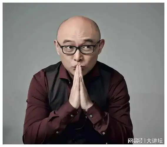 孟非是一个以沉稳和内敛著称的主持人,在综艺界有着良好的口碑.