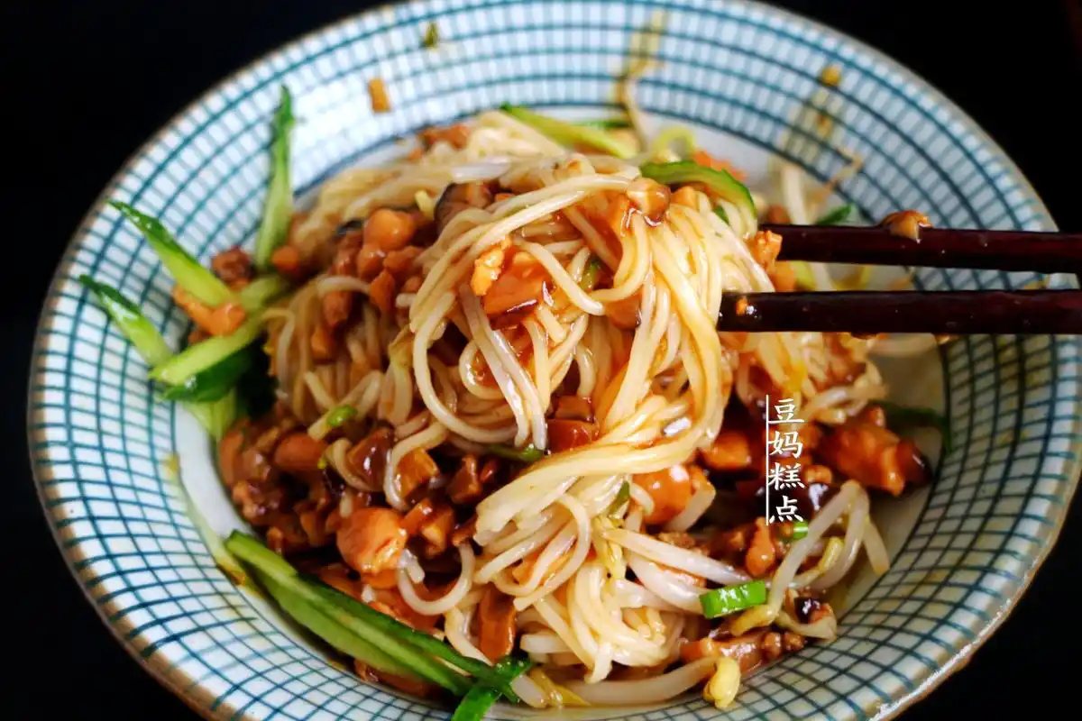 16步详解,又一超好吃的家常拌面,20块钱一家五口吃撑了