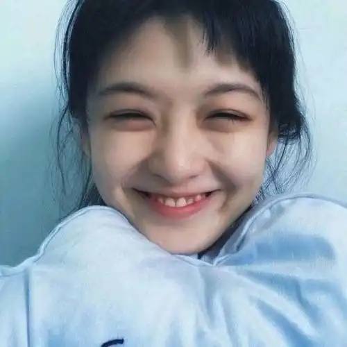 请问有哪些笑的很开心的女生的图片可以做头像
