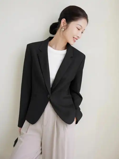 溜肩星人也能轻松驾驭内搭白色t恤,干练又不失优雅搭配内饰西装裤