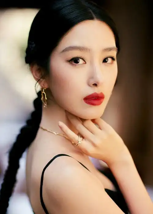 杨采钰巴黎高定秀造型94