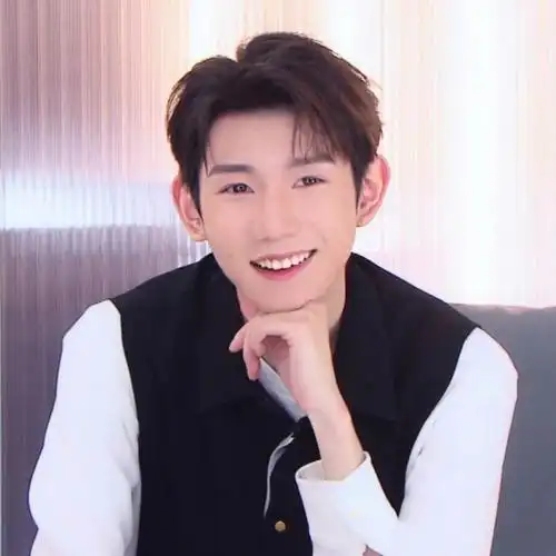 得力品牌代言人王源  #王源  他的笑容永远能治愈我所有的不快乐