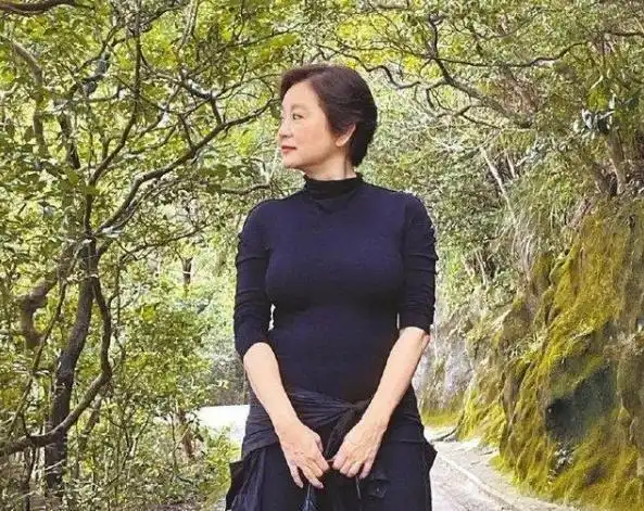 林青霞66岁生日出书曝男女闺蜜情,总不提老公让人误会她的婚状