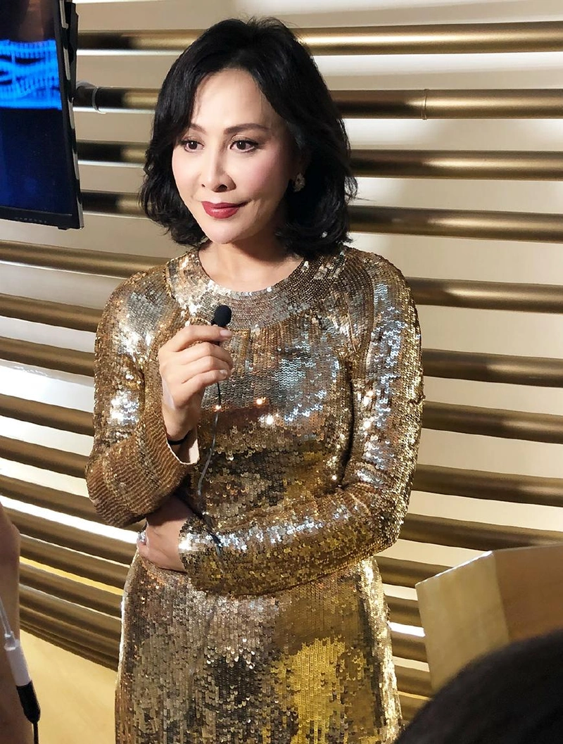 原创刘嘉玲好有自信,一把年纪还敢穿亮片连体裤,鼓出小肚腩也洋气