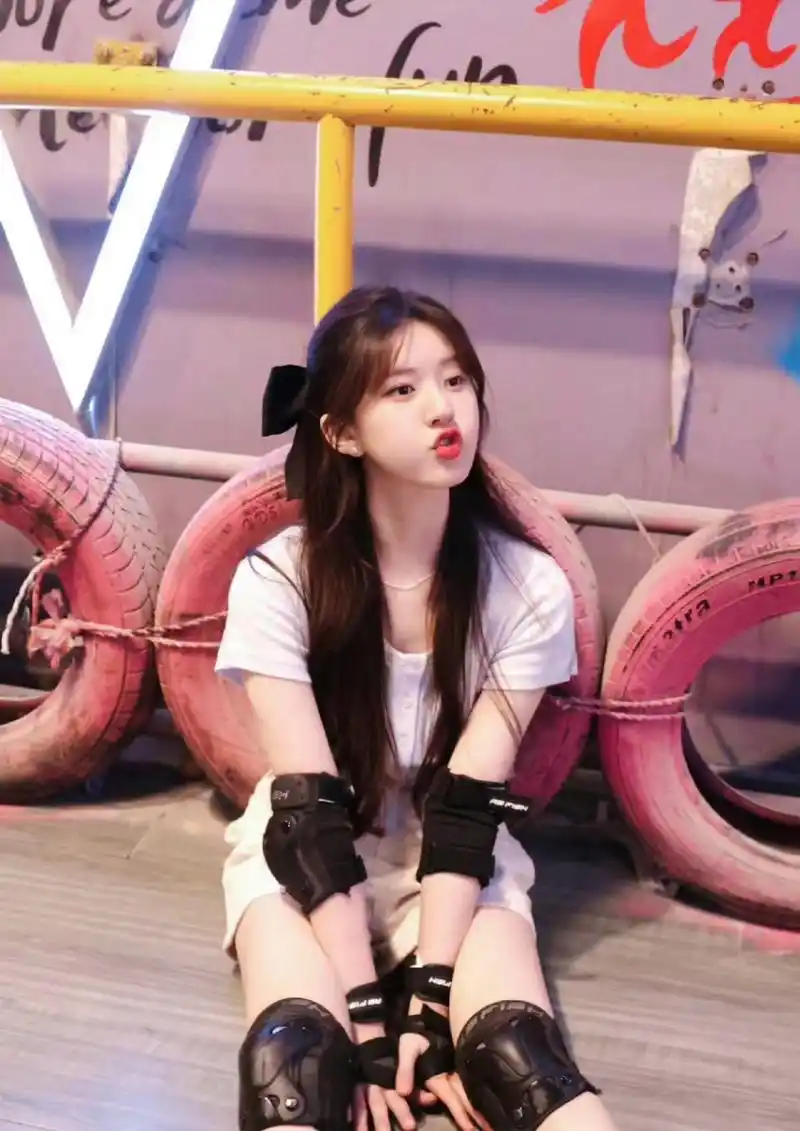 露思你这嘟嘴的样子好可爱呀,是在"索吻"吗 #赵露思