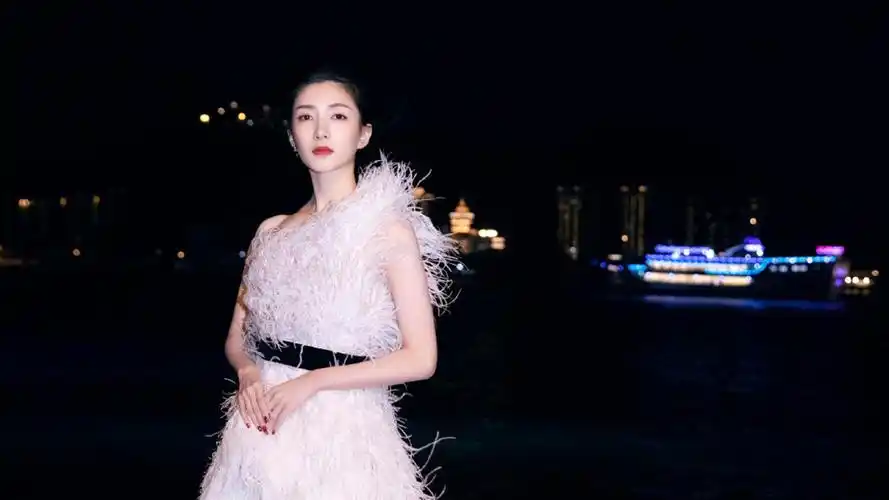电脑壁纸 明星 大陆明星 魅力女神江疏影白色羽毛裙优雅迷人写真