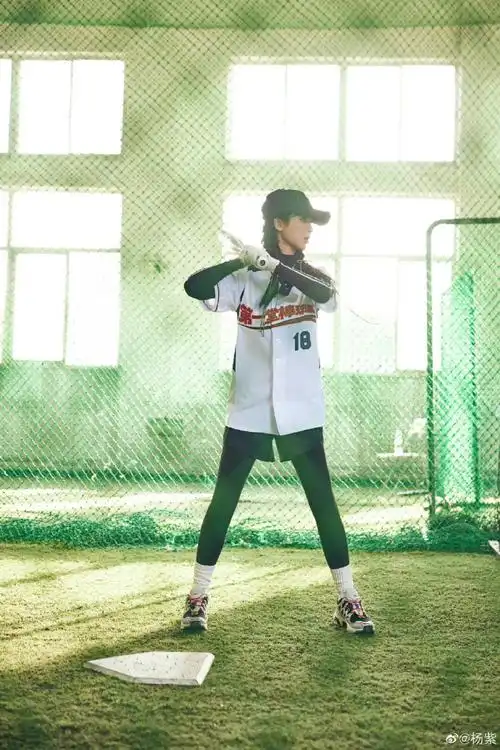 造型#杨紫分享打棒球随拍,棒球服双麻花辫造型,元气运动风小猴子~72