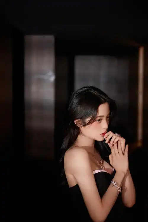 欧阳娜娜库存照惊喜掉落～ 身着黑色抹胸长裙 大波浪卷发造型