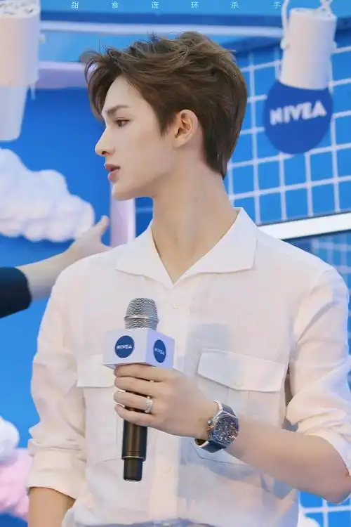 周末安利朱正廷名品侧颜大赏