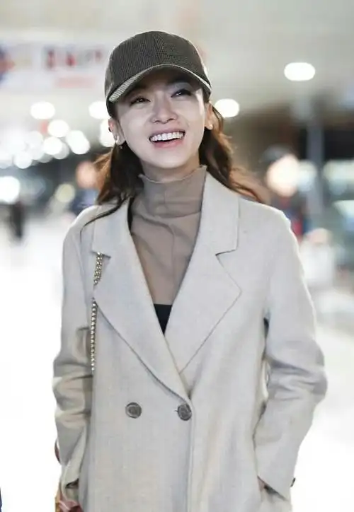 吴谨言素颜现身机场笑容灿烂精神异常