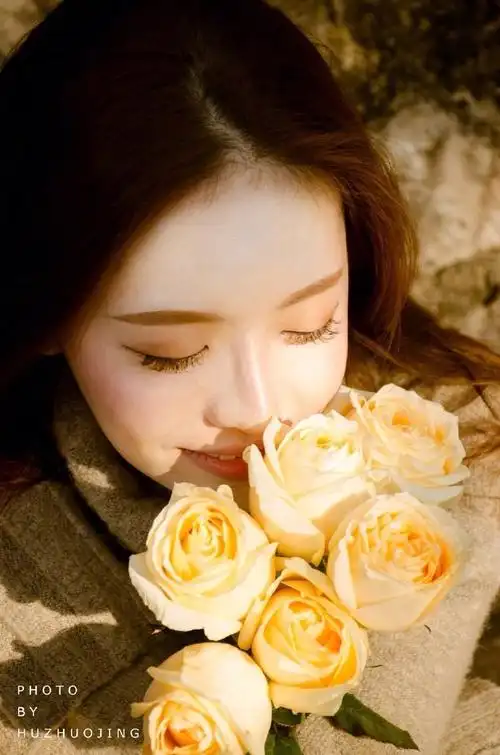 拿花的女生意境图片唯美女生拿花图片