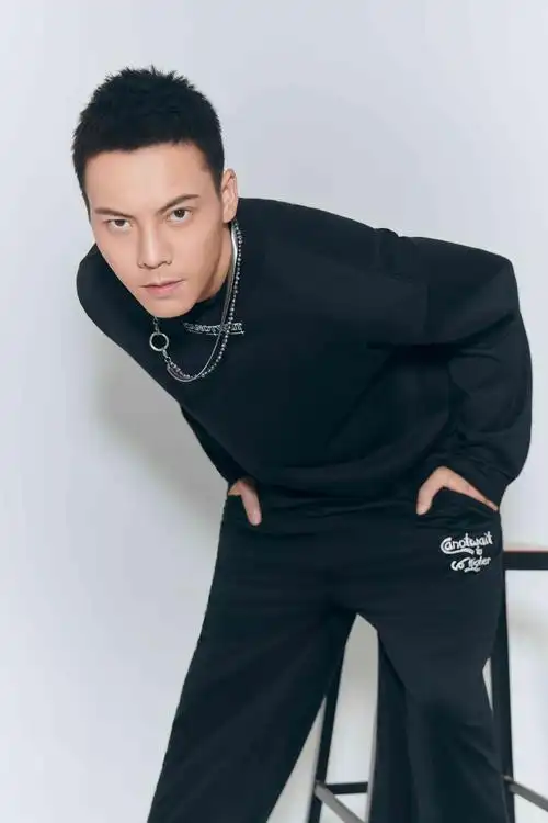 陈伟霆演绎主理品牌 canotwait_ 2021 秋冬新品造型特辑