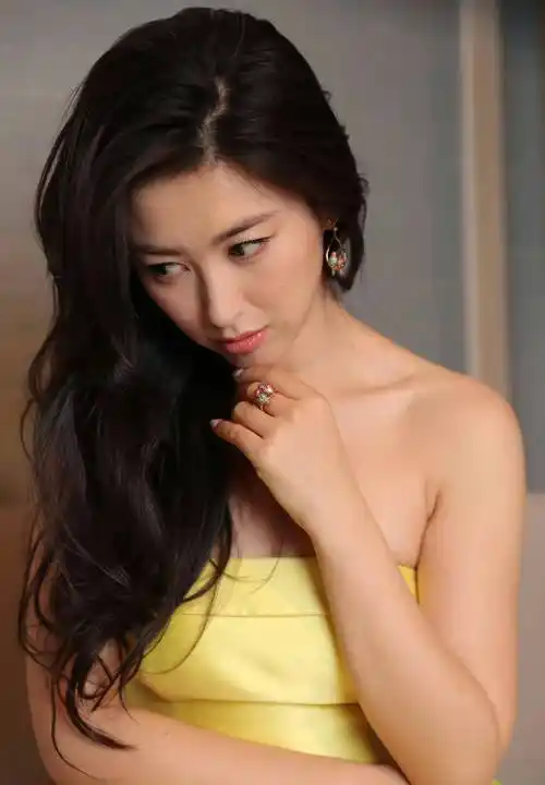 朱珠|御姐气质迷人抹胸裙 676767_身材_魅力_连衣裙