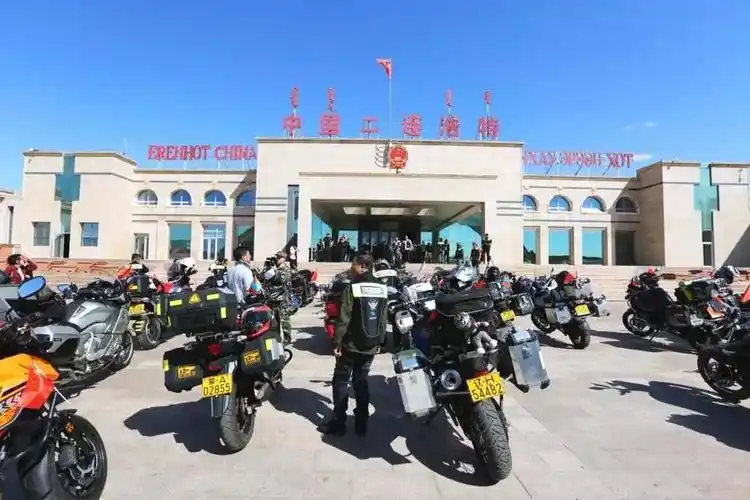 44辆重型摩托车自驾蒙古国蒙古派警车开道