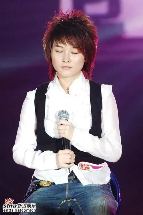 图文超级女声总决赛8进6厉娜坐在椅子上演唱3
