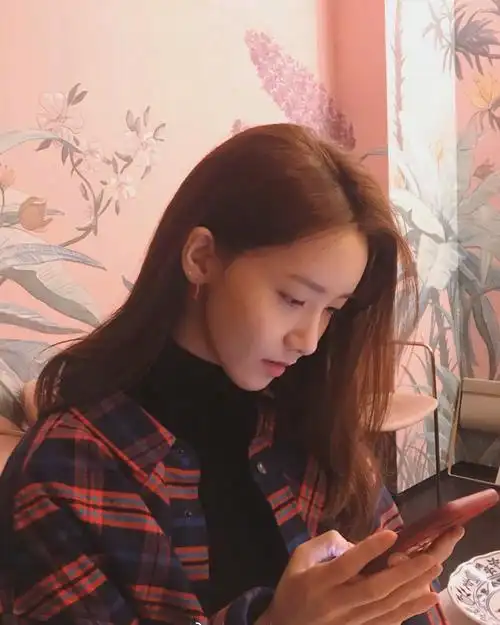 30岁林允儿晒近照,穿高领针织衫配格子衬衣,网友:美出新高度了