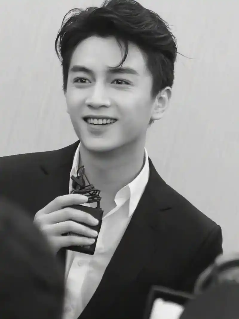 陈晓壁纸分享 这套西装服真的可以帅晕我