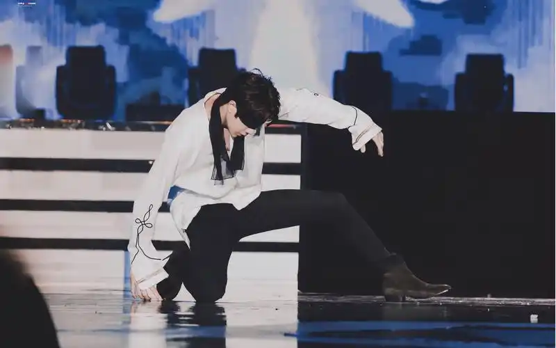 王一博绝美禁欲系蒙眼舞thehills花young舞蹈秀第17届音乐风云榜高清