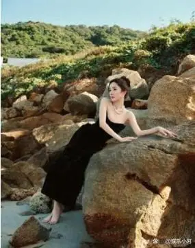 杨幂是一位演员,她不仅有着出众的气质和美貌,简直就像是画中的仙女