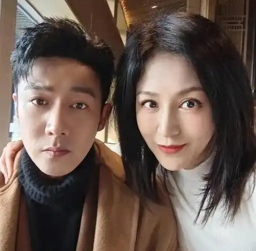 鲍蕾晒甜蜜照,48岁陆毅头顶有白发,笑起来眼角褶子也不少