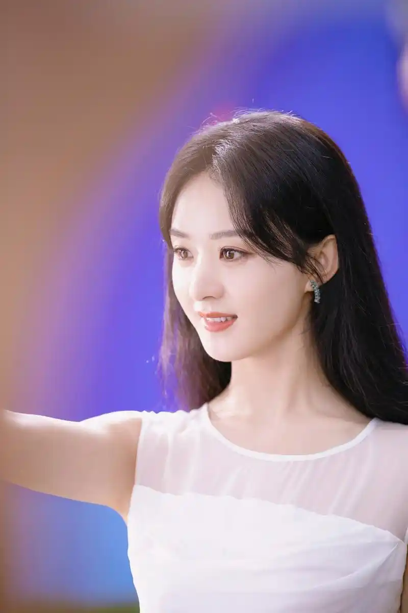 组图赵丽颖着白色纱裙温婉优雅长发披肩侧颜精致浅笑嫣然