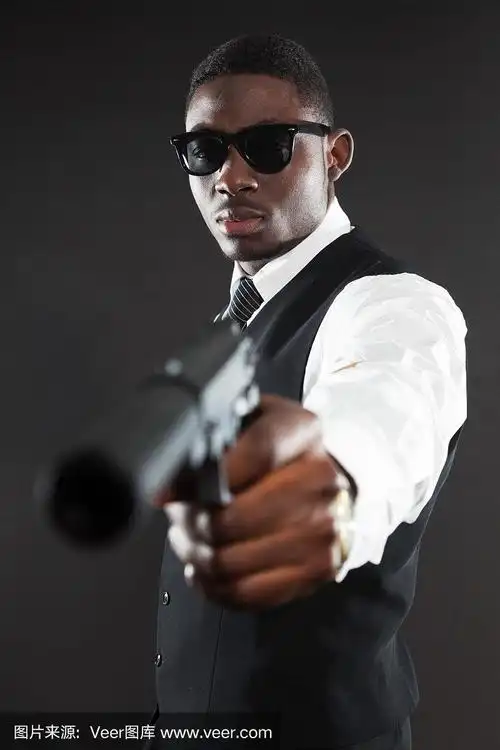 美国黑人黑手党的歹徒,穿着西装,带着枪.