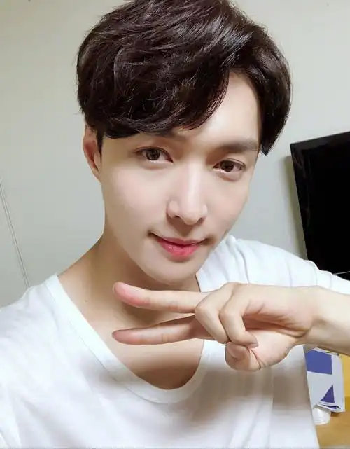 邻家男孩张艺兴帅气写真