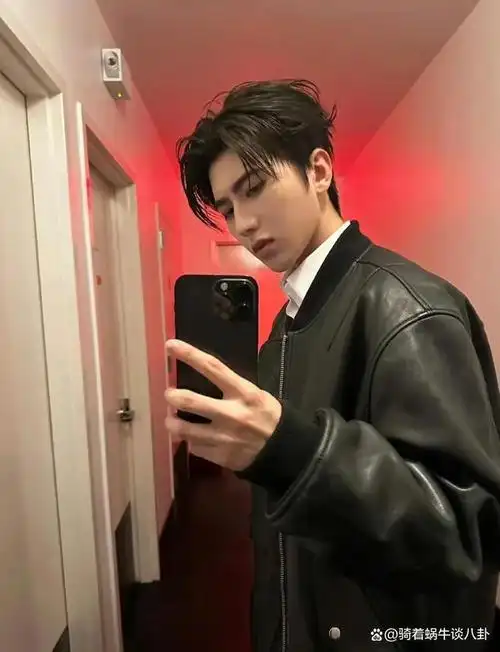 近期,关于蔡徐坤的话题再次成为了网上的热议对象.