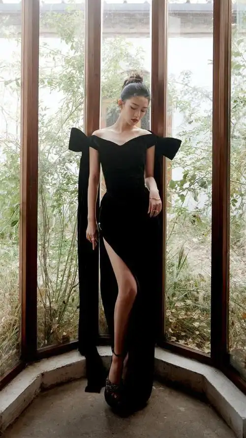 李沁黑色礼服裙写真 优雅十足|最新美照|中国传统音乐_网易订阅