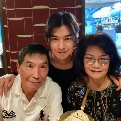 全家陪93岁奶奶过生日,老人儿孙满堂但只有陈柏霖继承高颜值_金城武