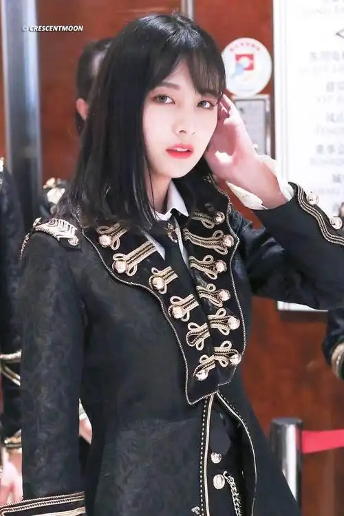 赵粤,男装帅气,女装美丽 注:是个女孩子哦 我是真羡慕她的鼻子,塌鼻子