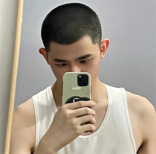 两侧渐变的寸头,简单自然个性,使得五官轮廓更加立体.