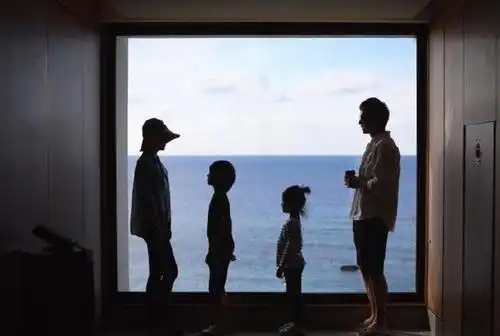 邓超准点送祝福,一家四口夕阳剪影温馨,再庆结婚九周年引争议!