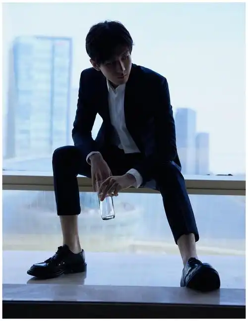 成毅身穿西装露腿毛,身材颇为瘦小,感觉不到帅气__财经头条