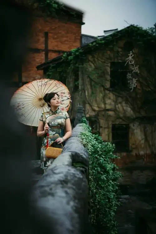 水乡古镇里漫步悠闲复古风旗袍美女性感写真