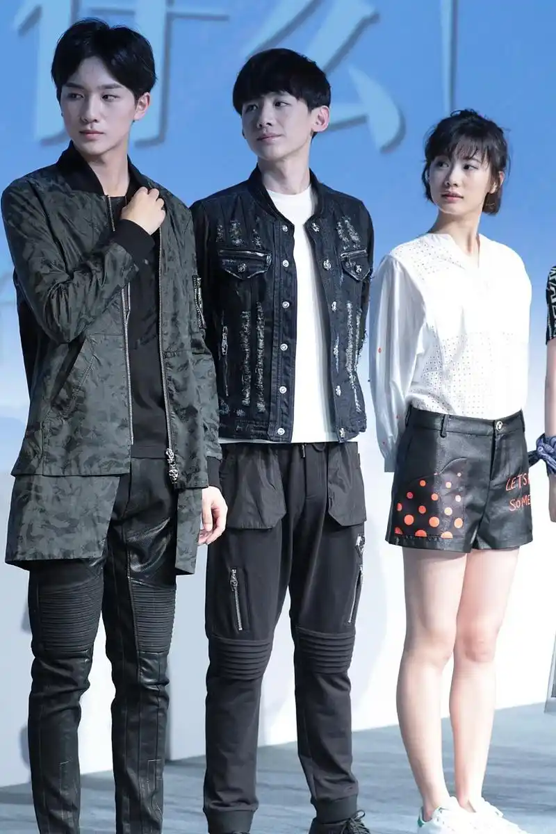 当红小生李宏毅疑似同居女友,感情稳定?来看娱记拍的视频.